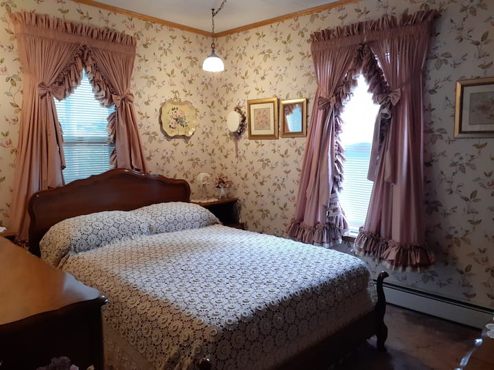 Front bedroom, full size bed