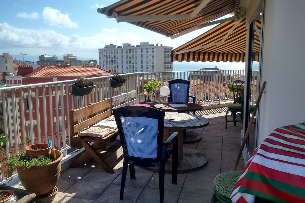Partie de la terrasse donnant devant la cuisine
