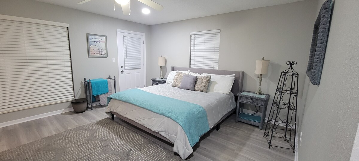 Hlavná spálňa na prízemí s vlastnou dvojitou umývadlom. Nadrozmerná izba s manželskou posteľou King. 43-palcováinteligentná televízia s káblovou televíziou a DVD prehrávačom. 