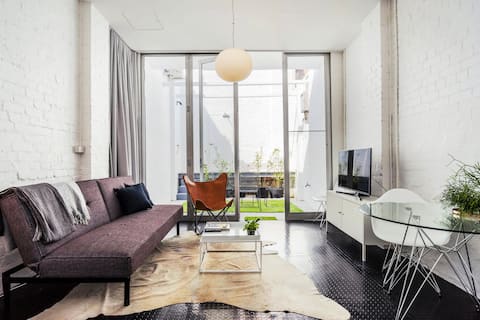 Secret Courtyard Studio Apartment near Central Station