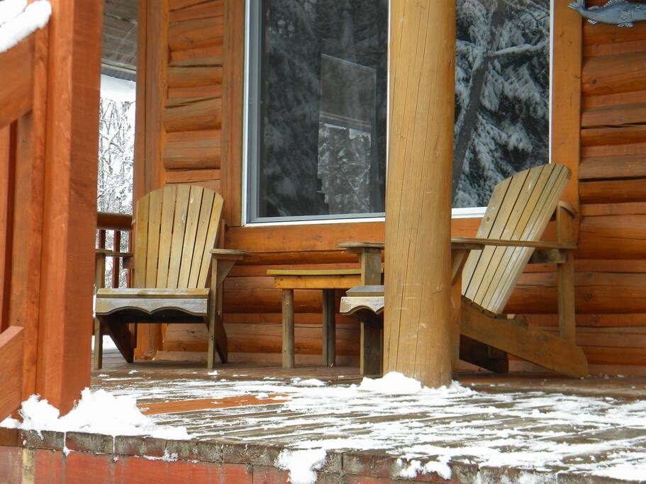 Les chaises Adirondaks même l'hiver
