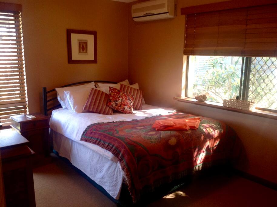 Quiet room at the back of the house, with super comfortable bed, perfect for one but space for two.
