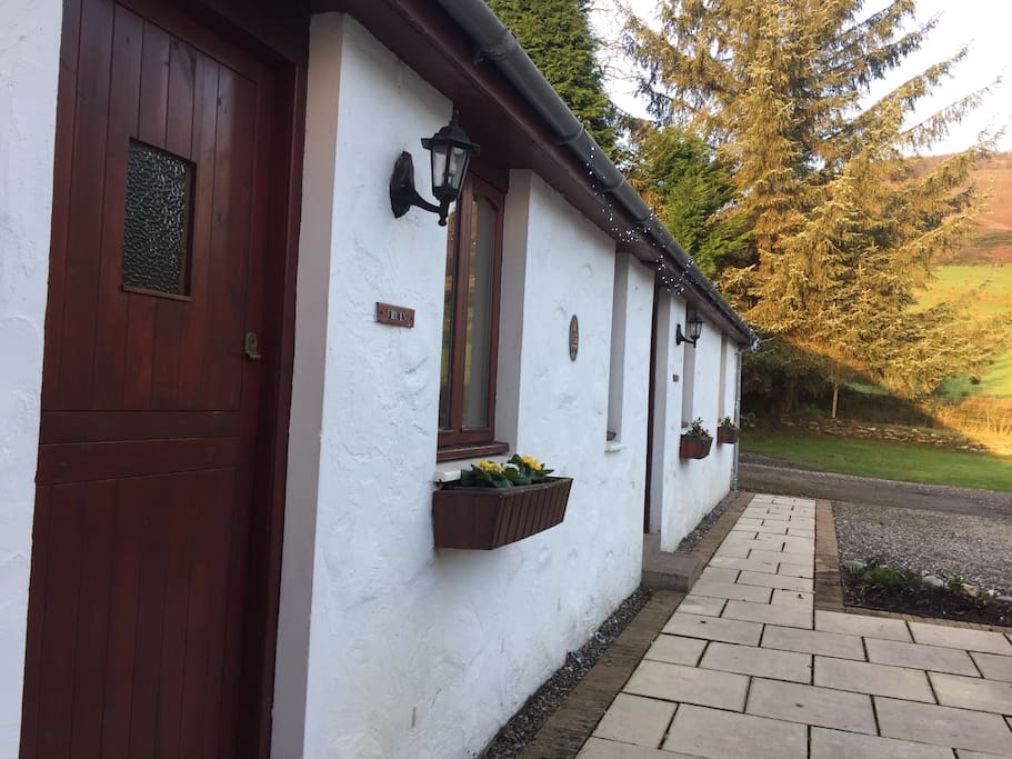 Fruin Cottage has views of Creachan Hill and the grazing sheep from Shemore Farm.