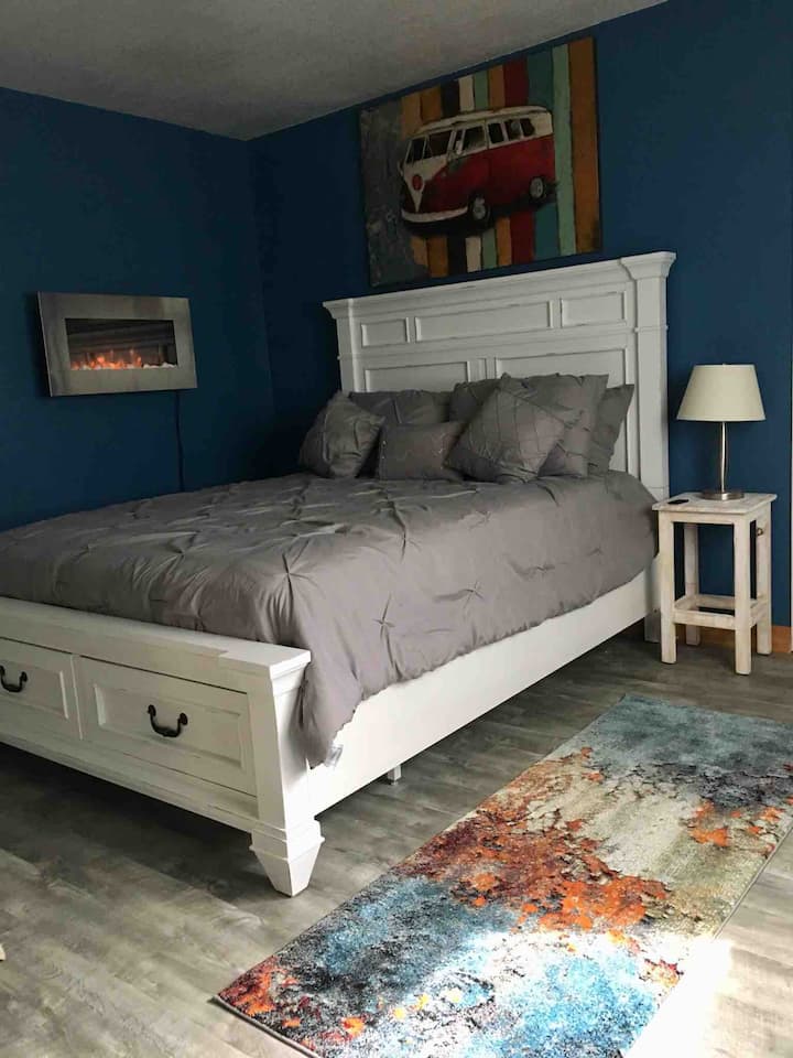 Queensize slaapkamer met inloopkast.