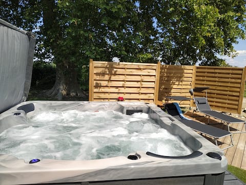 Heated pool (summer), private spa, air conditioning, quiet