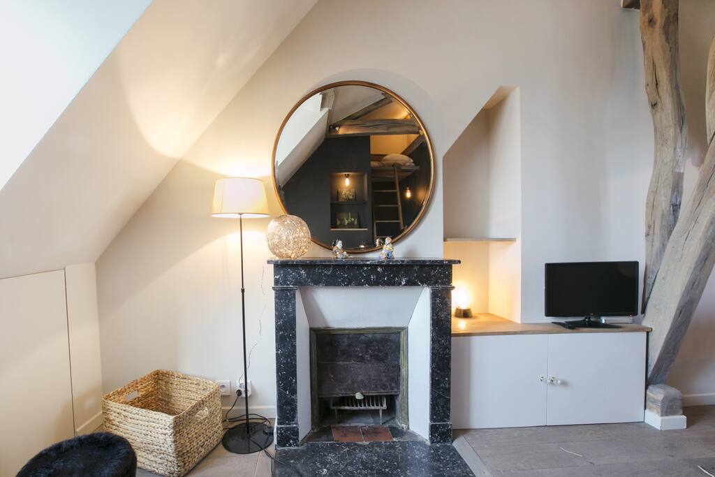 cheminée, meuble TV, rangements miroir