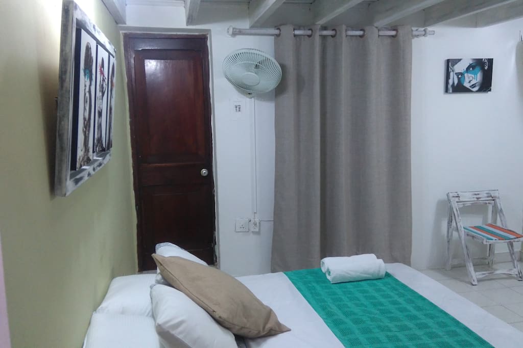 Amplia habitación con aire acondicionado y baño privado