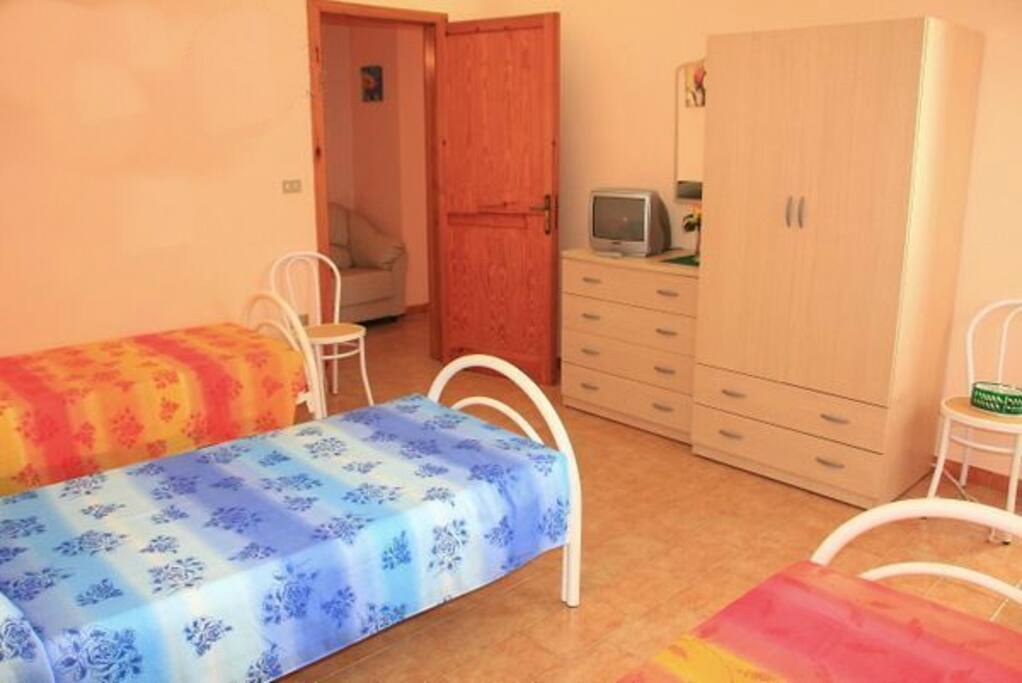 camera da letto con 3 letti singoli