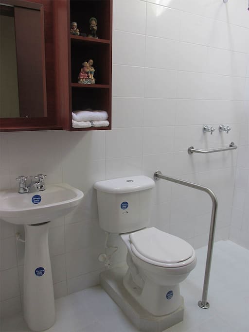 Baños equipados con apoyadores.
