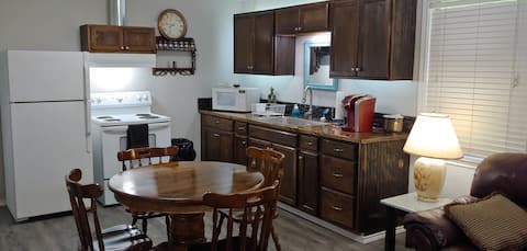 North Longview Cozy Cottage w/ Firepit + Grill