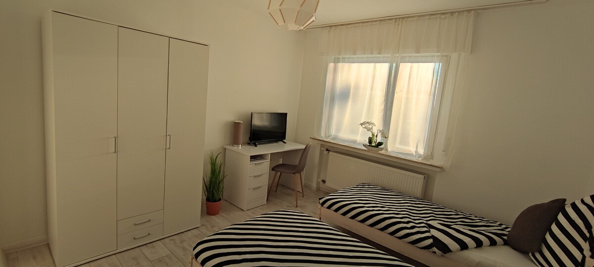 Spálňa 2 - s inteligentnou televíziou a šatníkom, postele je tiež možné zostaviť