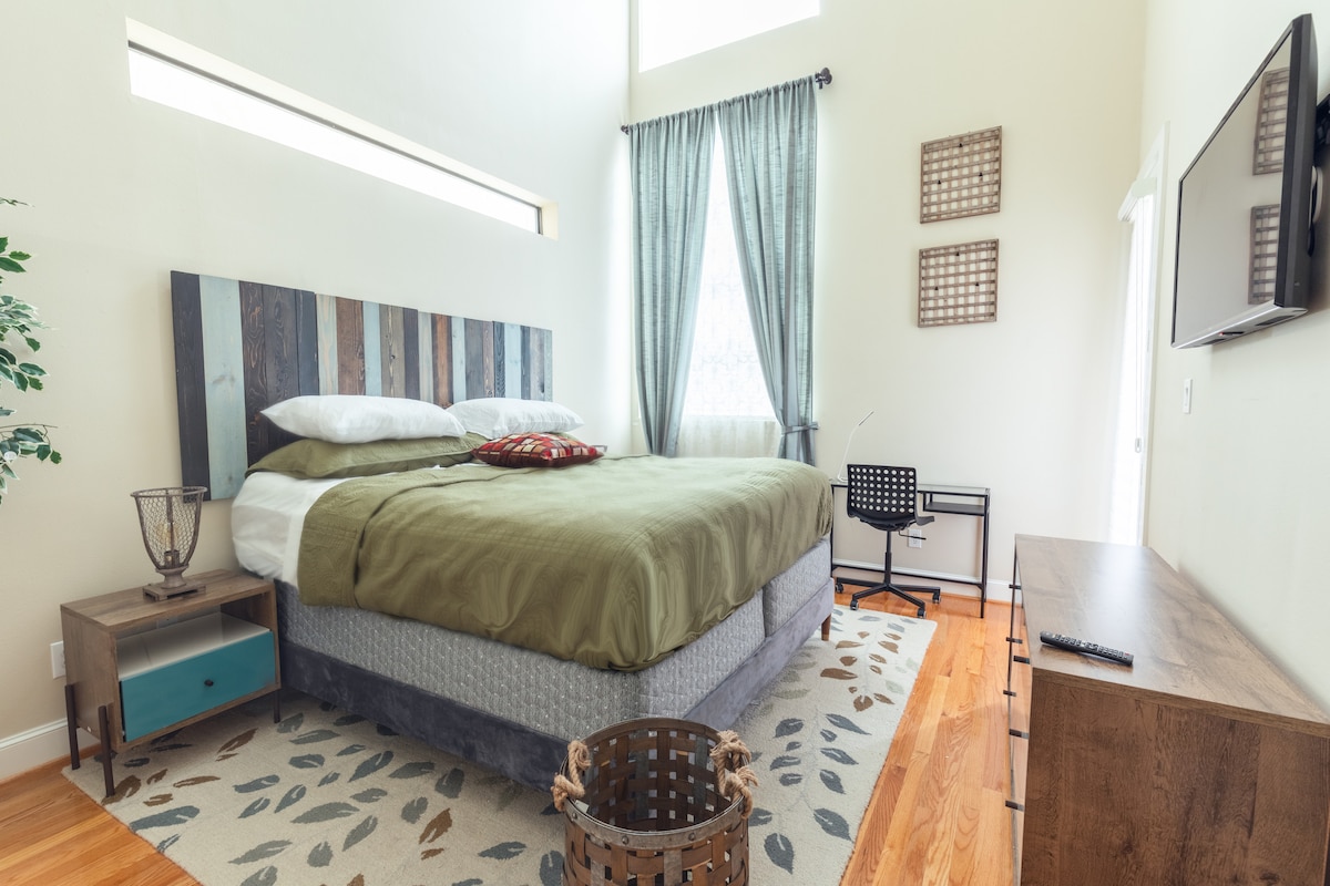 سرير مرتفع بمقاس كبير متصل بشرفة الطابق الثالث