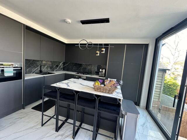 Luxurious & Elegant 6-Bed House gallery image 5