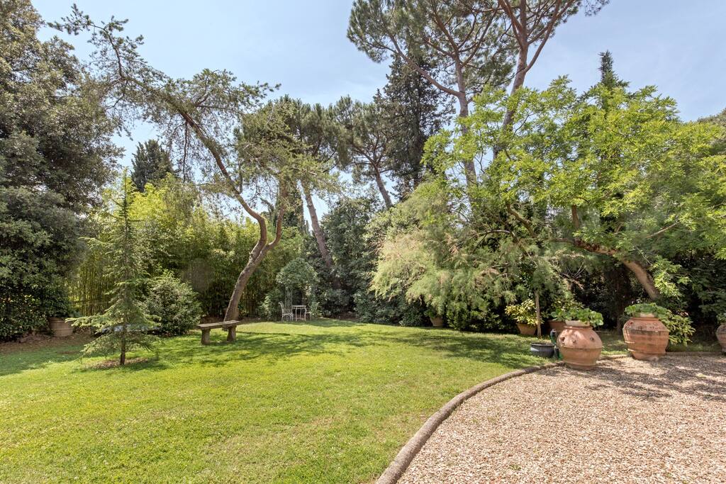 Proseguimento del giardino che circonda la casa.