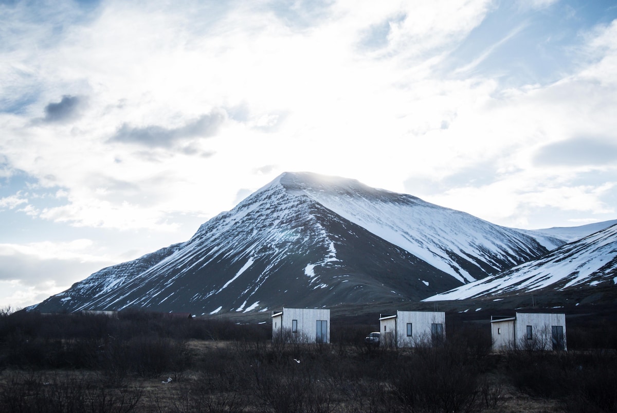 Tips on to find the perfect airbnbs in Iceland in addition to the best areas to stay in the capital and surrounding places near tourist attractions. - Best Airbnbs In Iceland | Iceland Airbnbs | Reykjavik Airbnbs | Vik Airbnb Stunning Airbnbs In Iceland You Need To Check Out