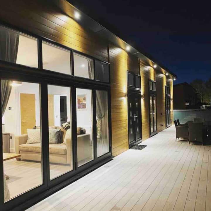 5 Best Log Cabins With Hot Tub Near Milton Keynes, UK Updated 2024