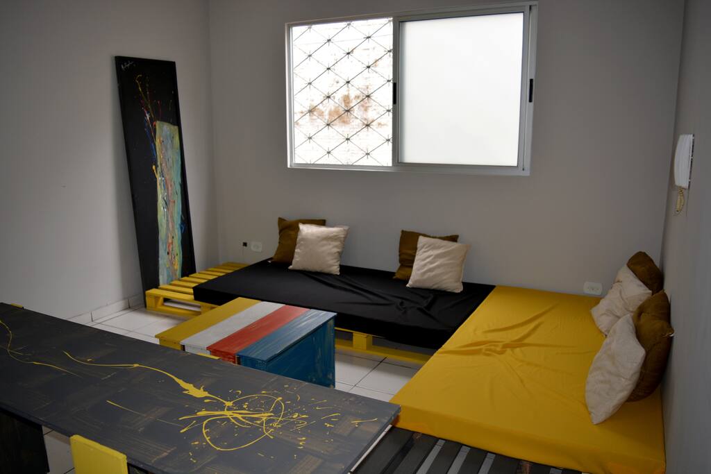 Sala com duas camas de solteiro.