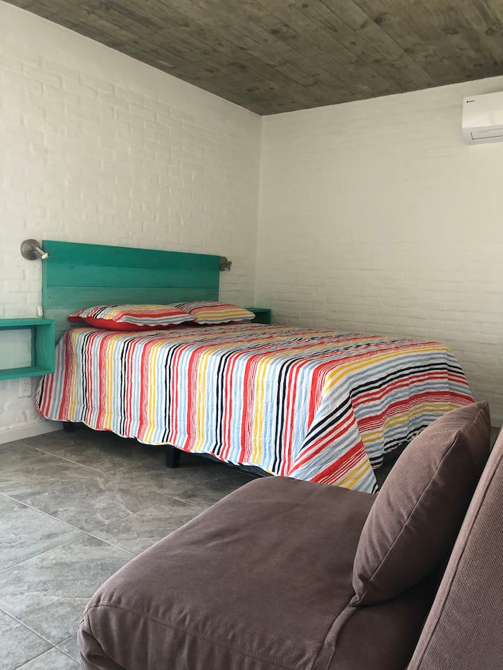 Veľmi priestranná spálňa,veľká a pohodlná posteľ na oddych. Klimatizácia a veľký krb s bezpečnostnou truhlou.