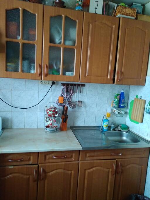 На кухне имеется кухонный гарнитур, холодильник, газовая плита,стол и стулья