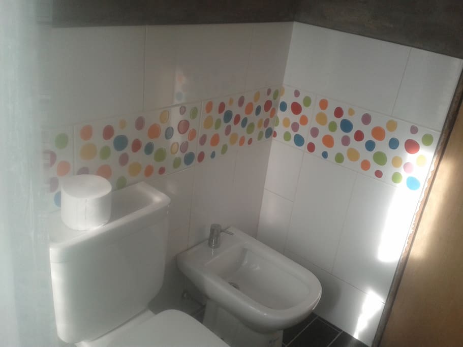 Baño doble, con dos duchas de dormitorios de planta Baja.