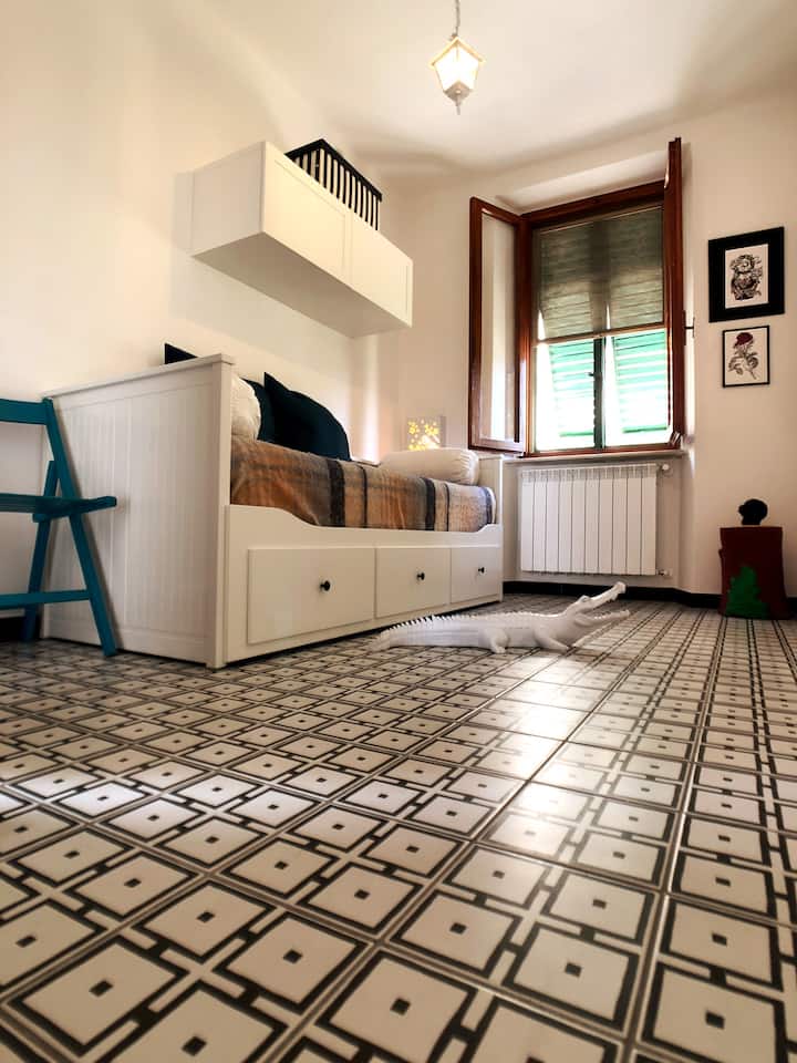 غرفة نوم ثانية (سريران مفردان يمكن الوصول إليهما)