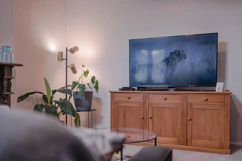 Top performing Airbnb: Luxe CBD Heritage Home w Parking in Launceston