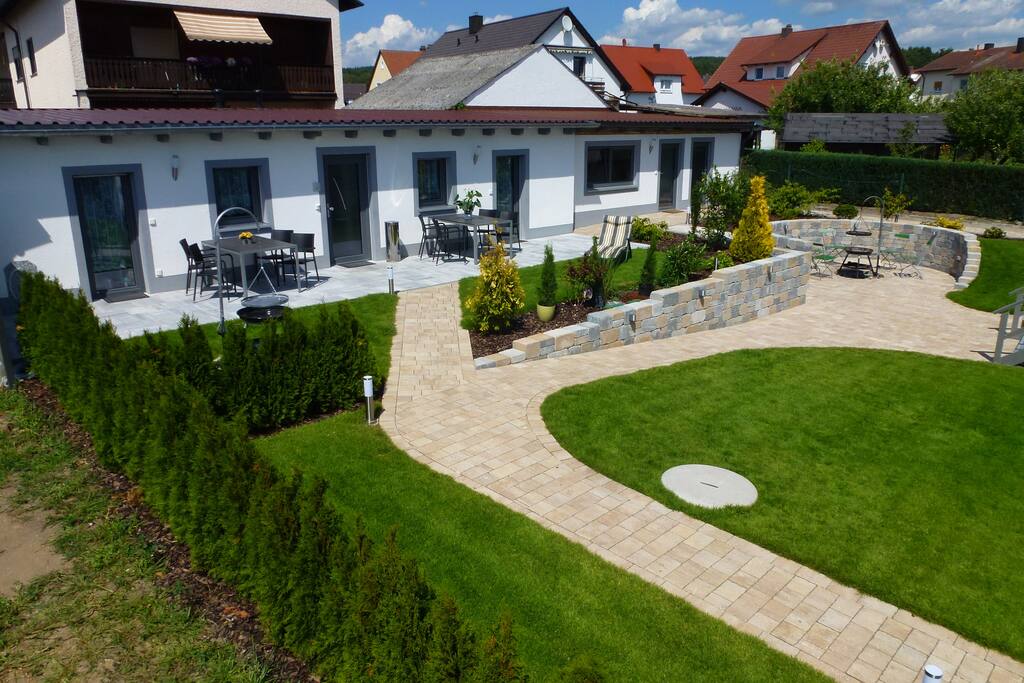 Außenansicht mit Terrasse