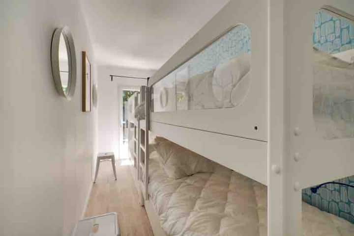 Bedroom 2 Maison des Amis, large charming cottage, Provence Luberon Ventoux.