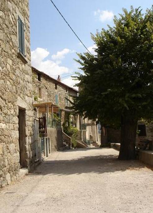 village vue du haut, place du village piéton