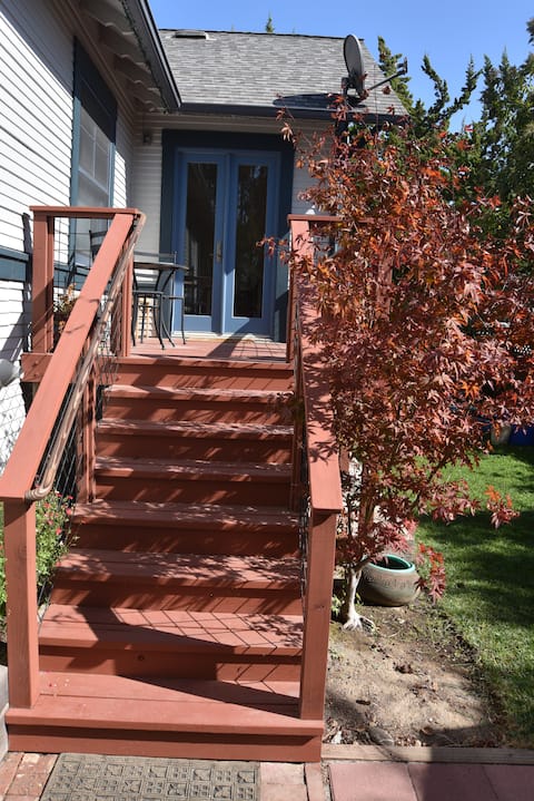 Tranquil, private-entry guest unit near The Barlow