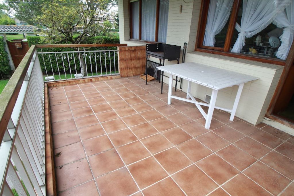 Amplia terraza con toldo perfecta para comer o cenar con buena temperatura