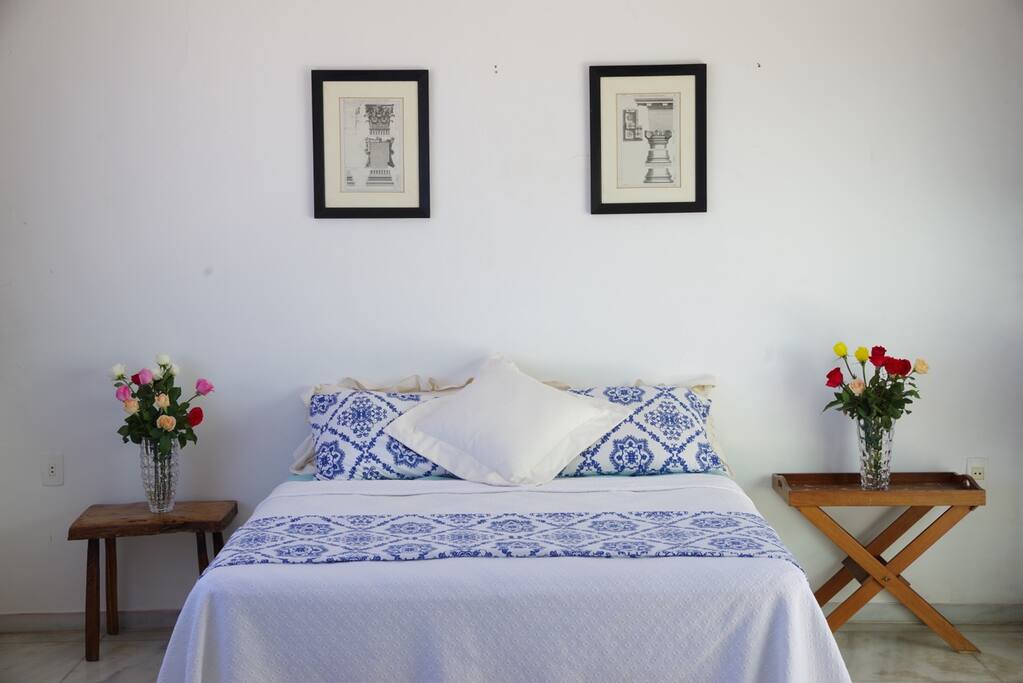 Cama grande e espaçosa.
