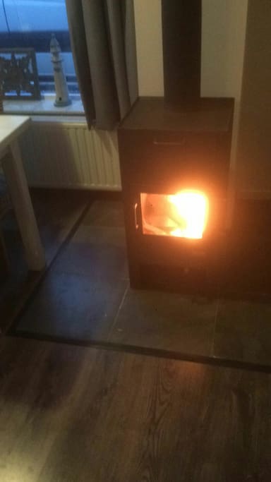 Gezellige kachel in woonkamer