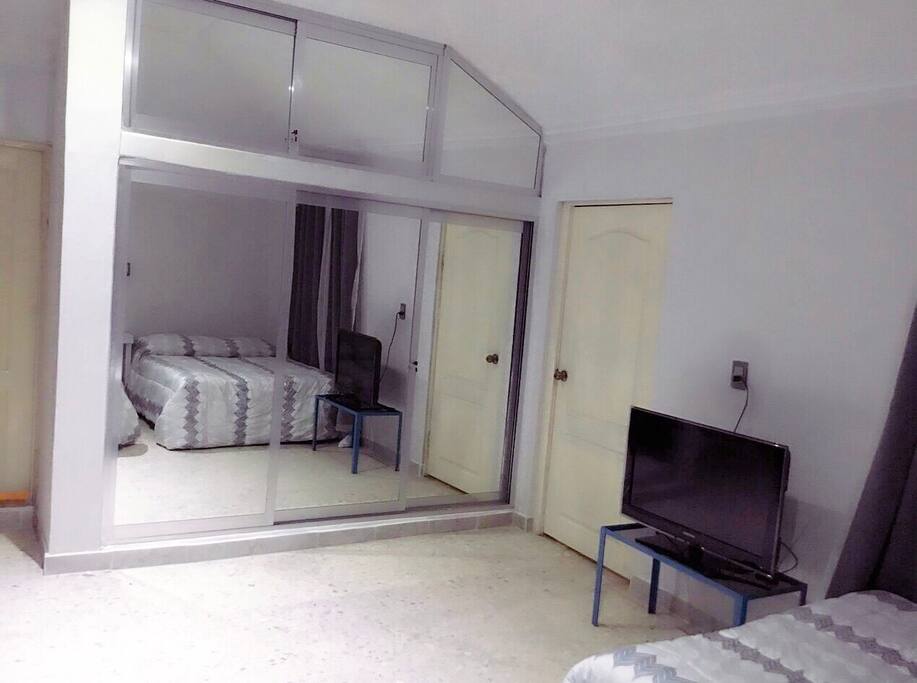 Vista de closet con puertas de espejo / closet with mirror doors
