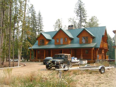 Luxurious 7 Bedroom Log Home With Hot Tub
