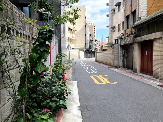 Cozy Apartment by Yong Kang Park gallery image 2