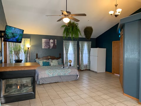 Spacious Room with Hot Tub and Private Entrance