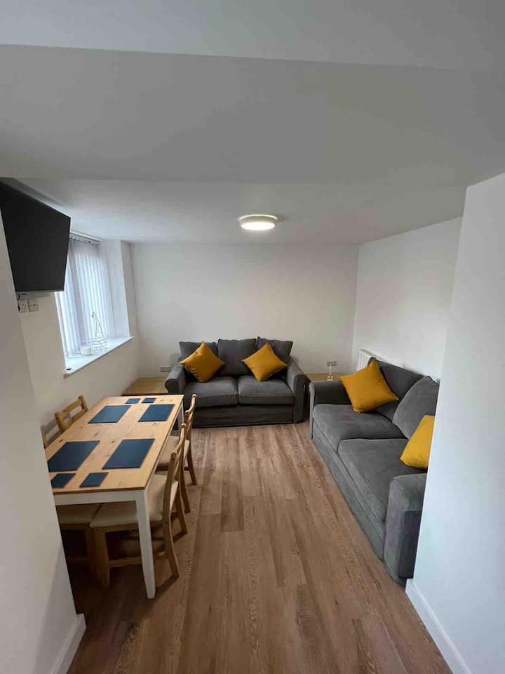 2 Bed Flat In The Heart Of Leek - Leek