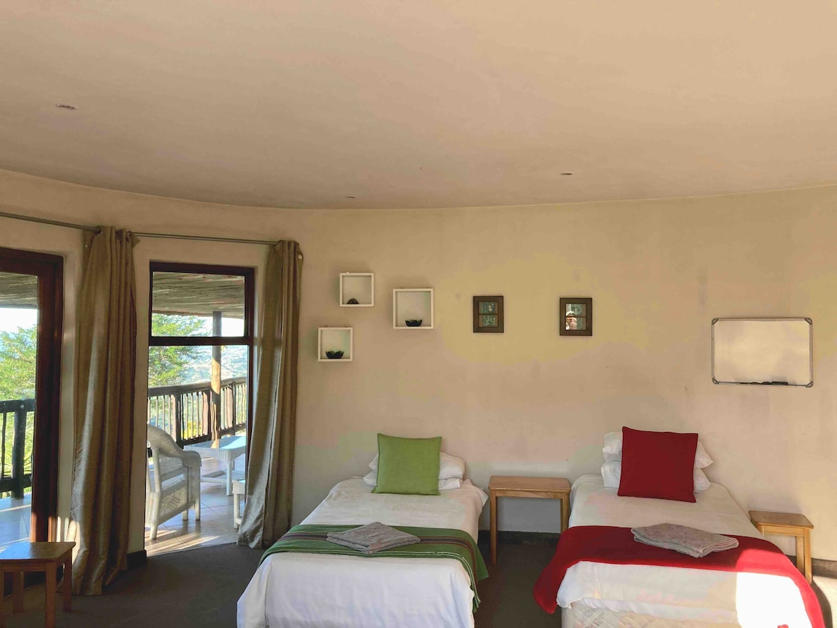 Chumba cha kulala 3 , na vitanda viwili vya mtu mmoja vinavyoelekea kwenye verandah ya mbele 