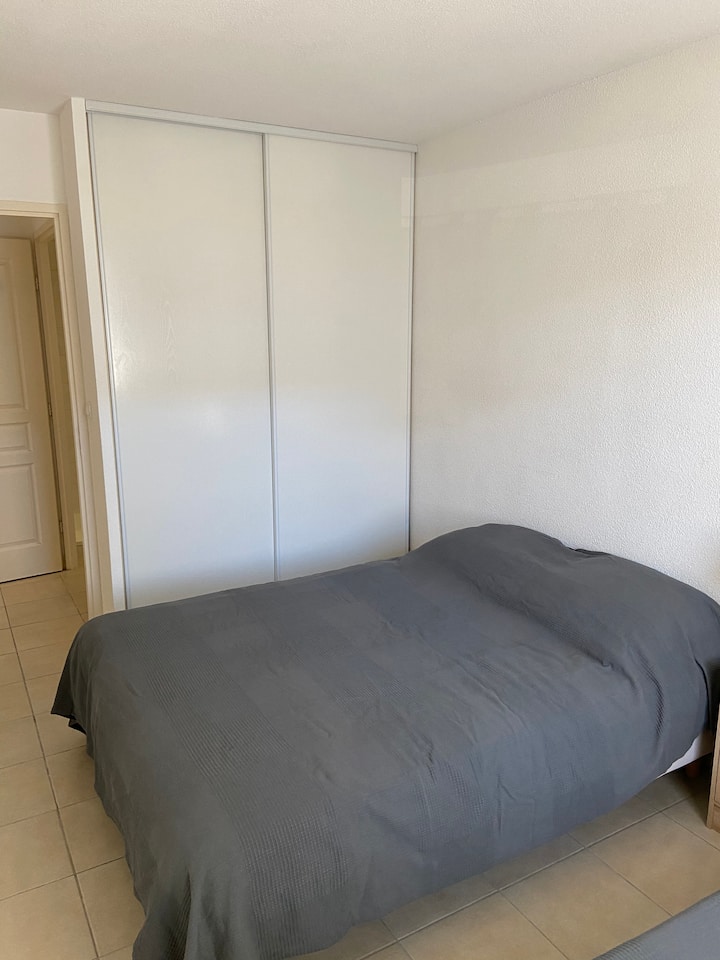 ห้องนอนพร้อมเตียงสองเตียง 140x190 และ 90x190