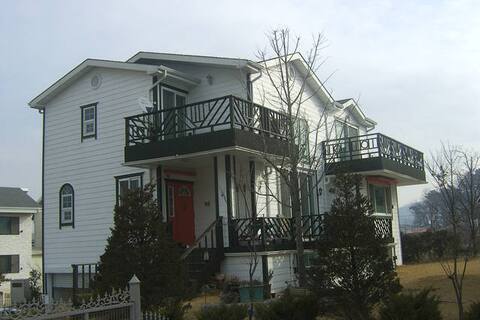 Family Friendly House-Dine Room in Cottage Village with bar