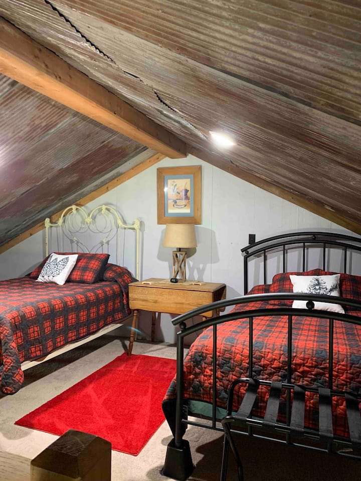 阁楼卧室。两张全尺寸床