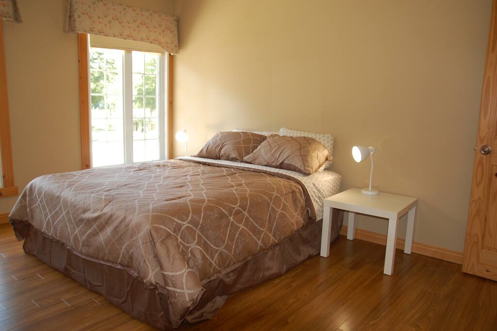 chambre a coucher avec salle de bain, grand bain, walk-in garde-robe.