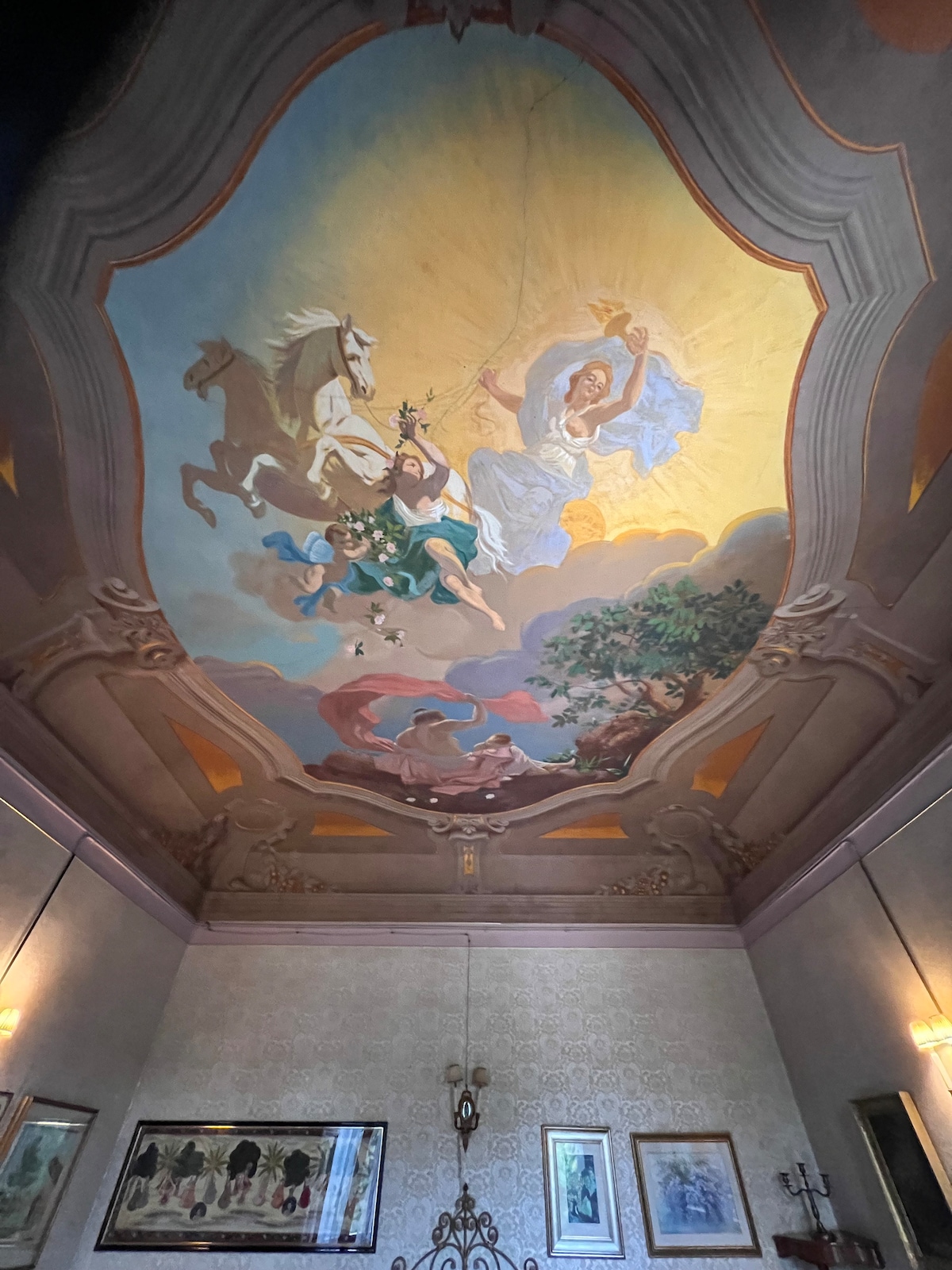 פרסקו מהמאה ה -19 המתאר את האביב, על תקרת חדר קונטה. 