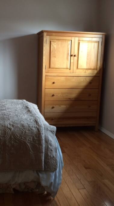 Maple chest of drawers