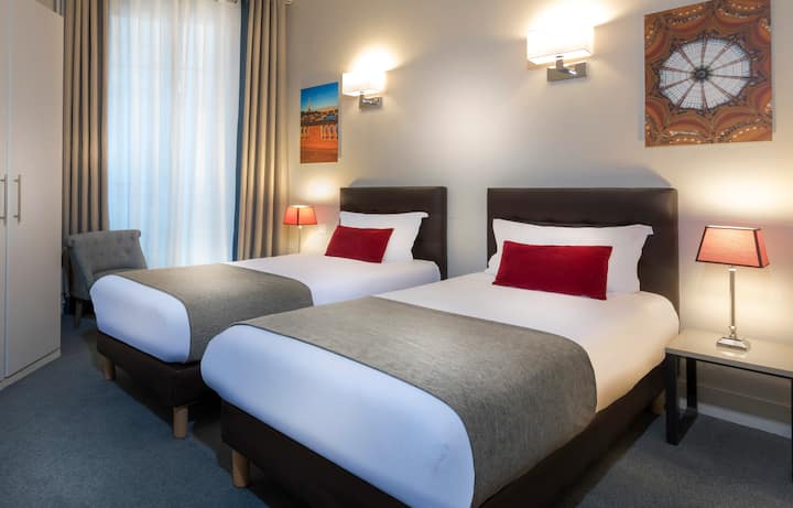 Un segundo dormitorio con dos camas individuales