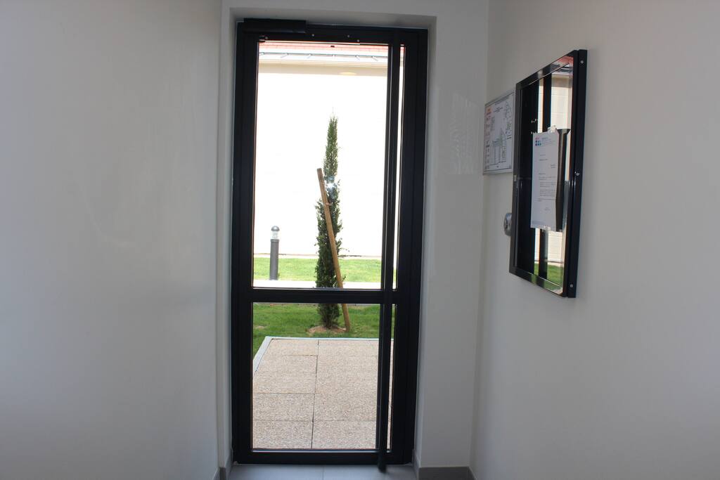Entrée du bâtiment/ The building's entrance
