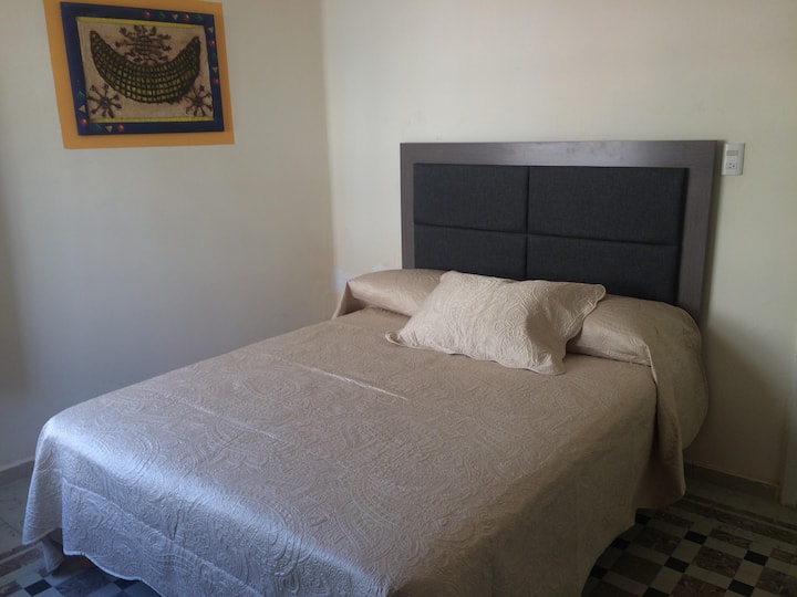 ห้องควีนไซส์ 2 
เตียงตู้เสื้อผ้าและวิวถนนโคลอน 