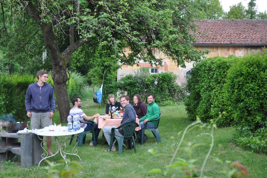 convivialité dans le jardin autour d'un barbecue