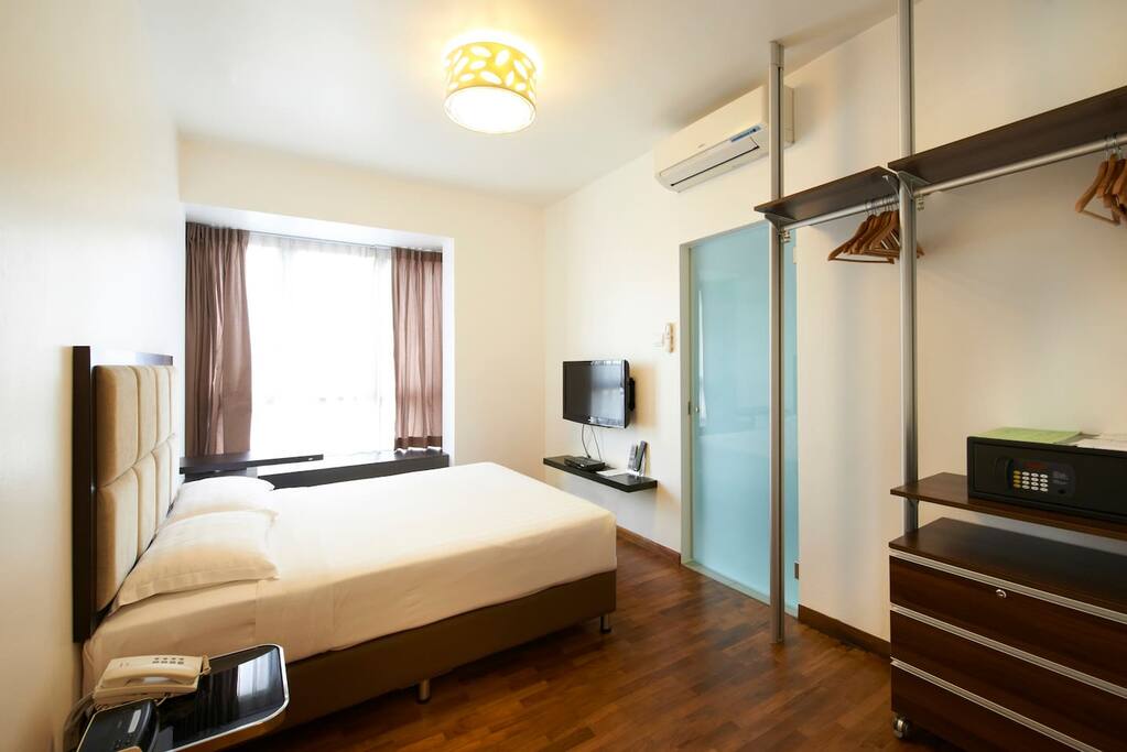 Bedroom (queen size bed)
